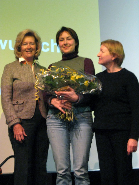 Renate von Köller, Präsidentin des ZONTA Club Frankfurt II Rhein-Main, Preisträgerin Ellen Poppy und Jutta Heun, Leiterin des Kunstteams, bei der Preisverleihung